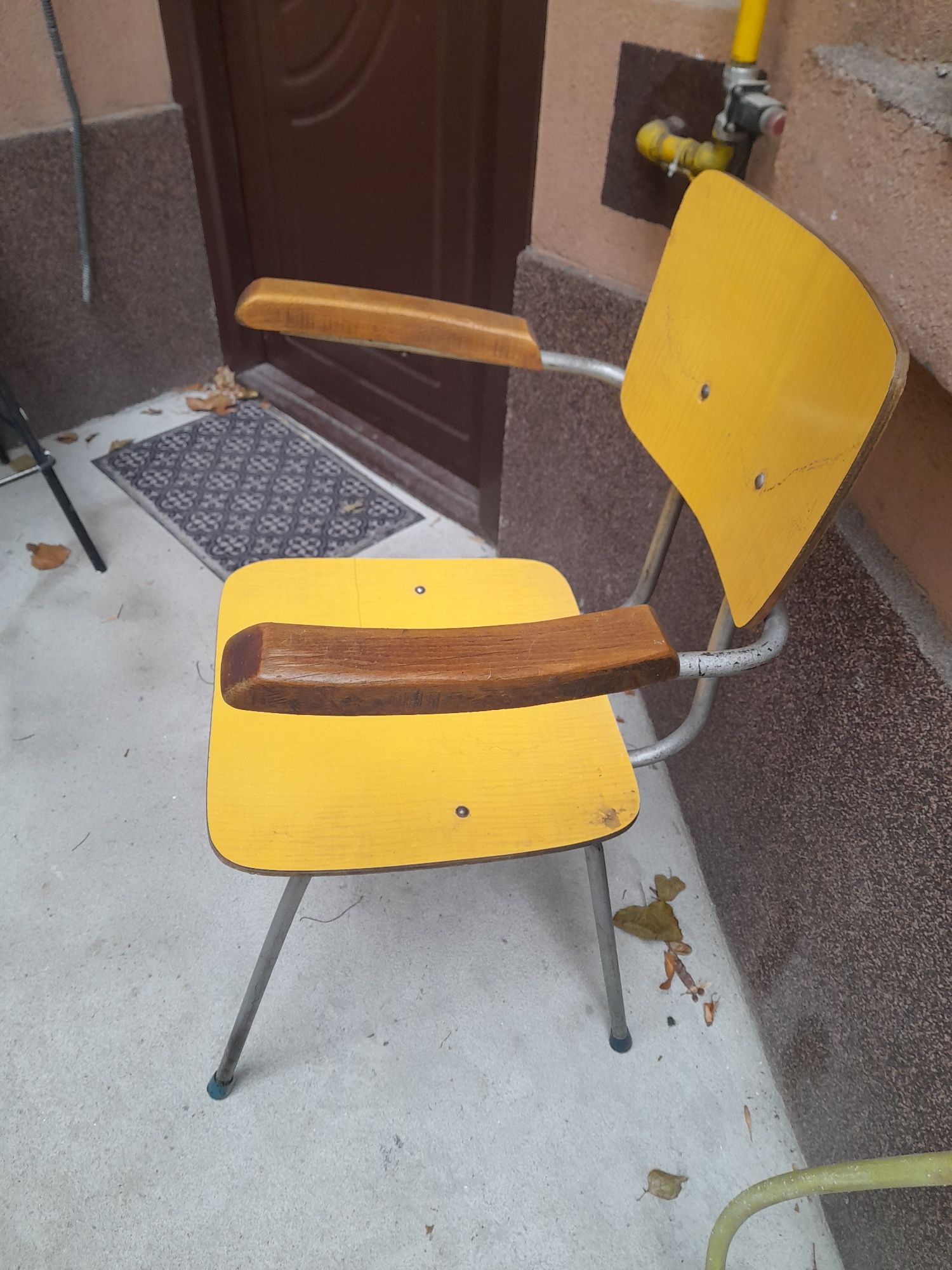 Vând scaun vechi .
