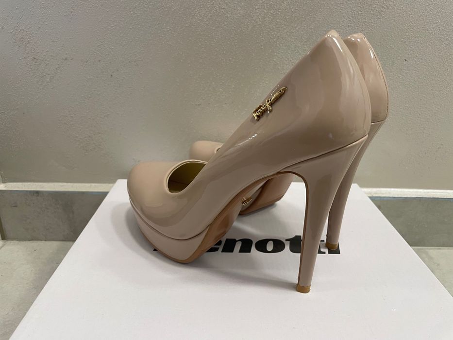Бежови обувки на висок ток
