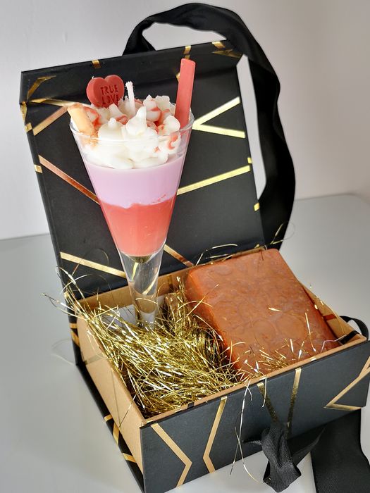 Pachete cadou personalizabile ce contin lumanari si sapunuri hand-made