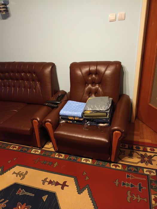 Coltar/Canapea + fotoliu, sunt din piele, ambele sunt extensibile