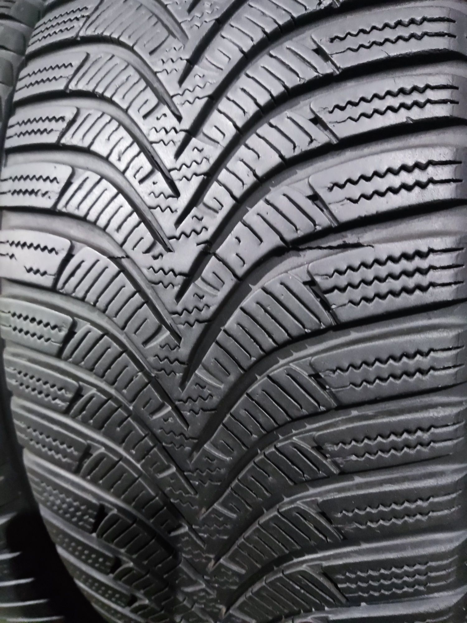 4бр зимни гуми 205/55/16 Hankook 
5.5/5.8
Добро състояние на гумите, б