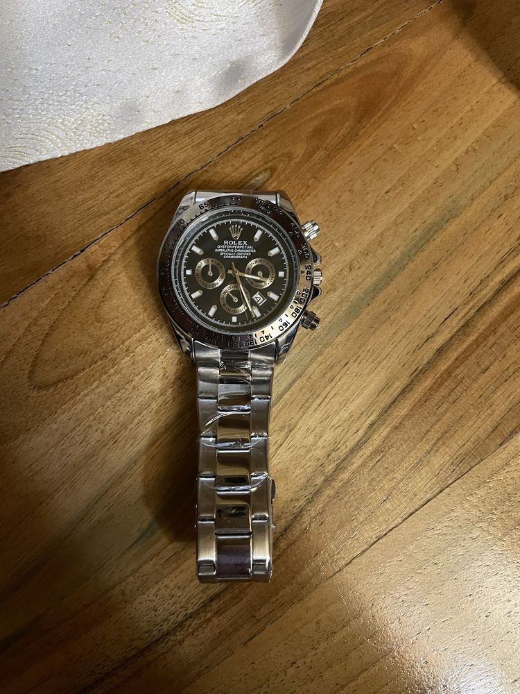 Ceas mana Rolex.