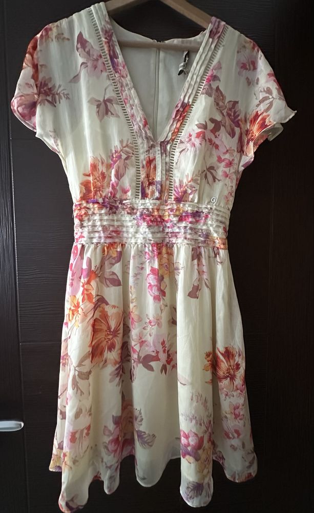 Рокля на цветя Guess