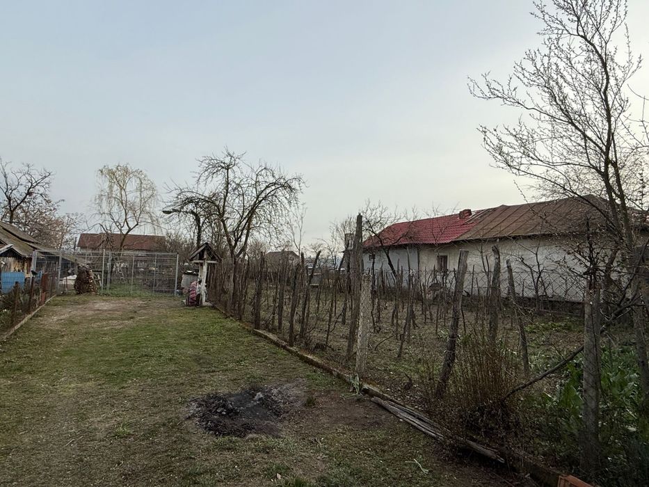 Vând casă bătranească 1269m²  URGENT