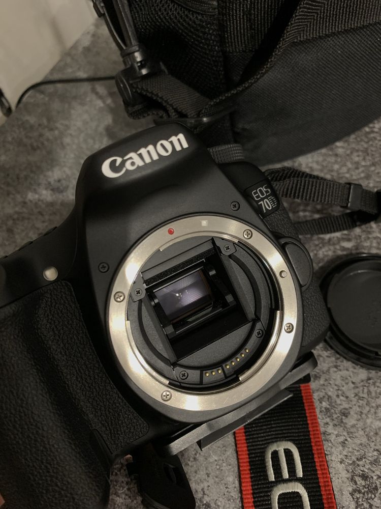 Aparat Canon 70D + Obiectiv Canon 18-135mm IS + Accesorii