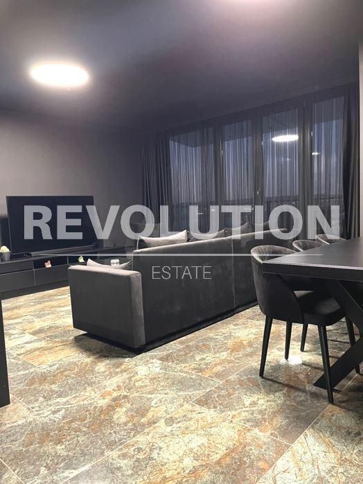 Дава се под наем Тристаен апартамент в Варна, Галата - 122 кв.м за 1100 € - Снимка #1