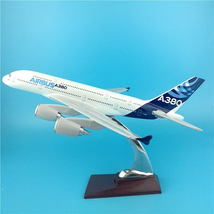 Модель самолета Airbus A380 в раскраске Airbus, масштаб 1/200