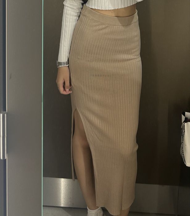 Вязанная бежевая юбка с вырезом