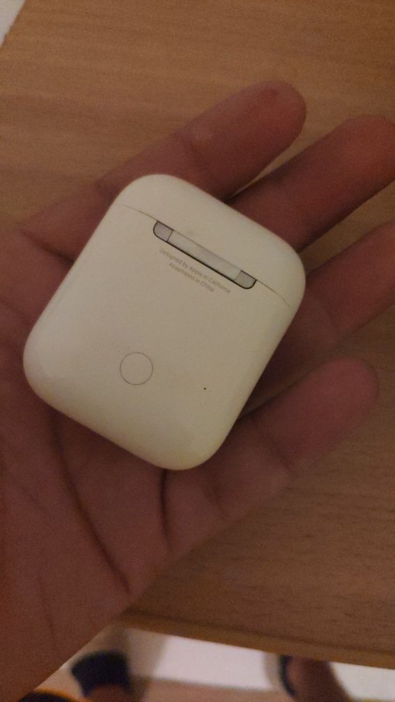 Продам оригиналь кейс от airpods 1 и 2