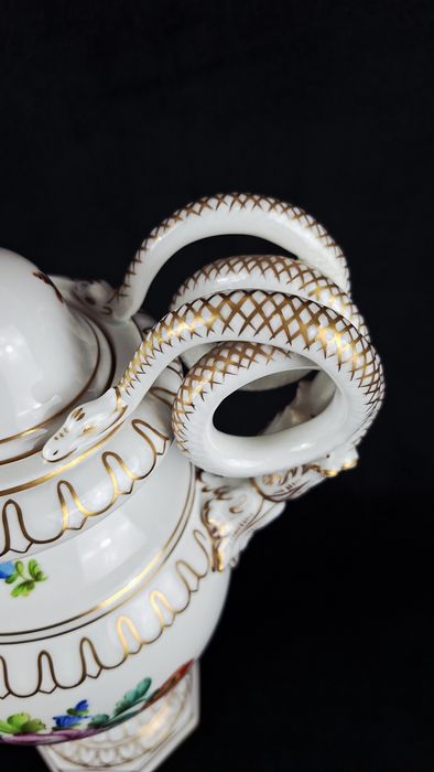 Ваза - Dresden, Carl Thieme Potschappel

Порцеланова ваза