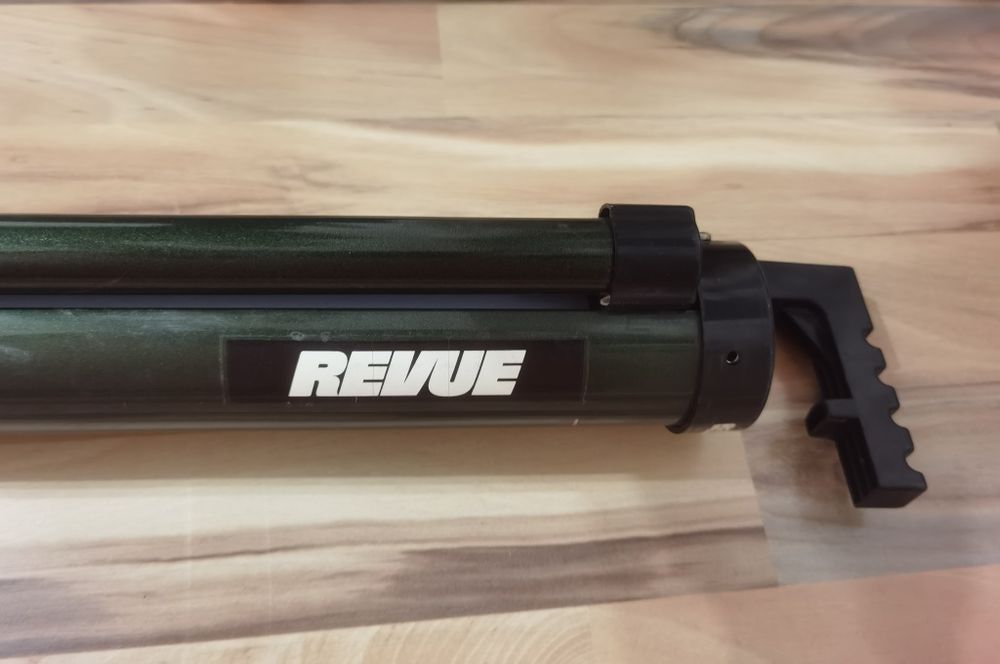 Ecran de proiecție Revue cu trepied pentru videoproiector retractabil