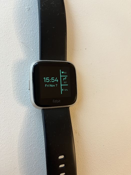 Ceas smartwatch Fitbit Versa Lite si bratara fitness Fitbit Inspire HR
