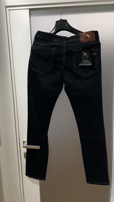 Чисто нов модел Hugo Boss дънки. Налична серия от 31ви до 38ми размер.
