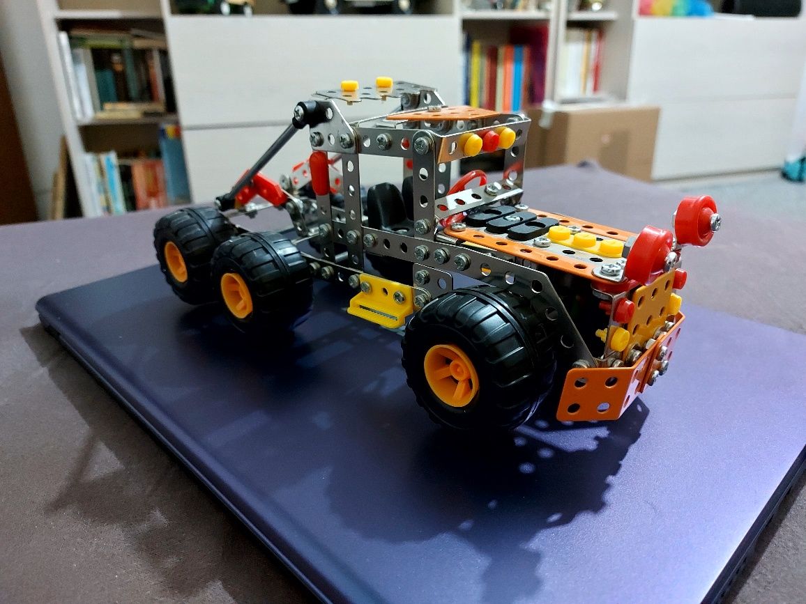 Mașina lego metal