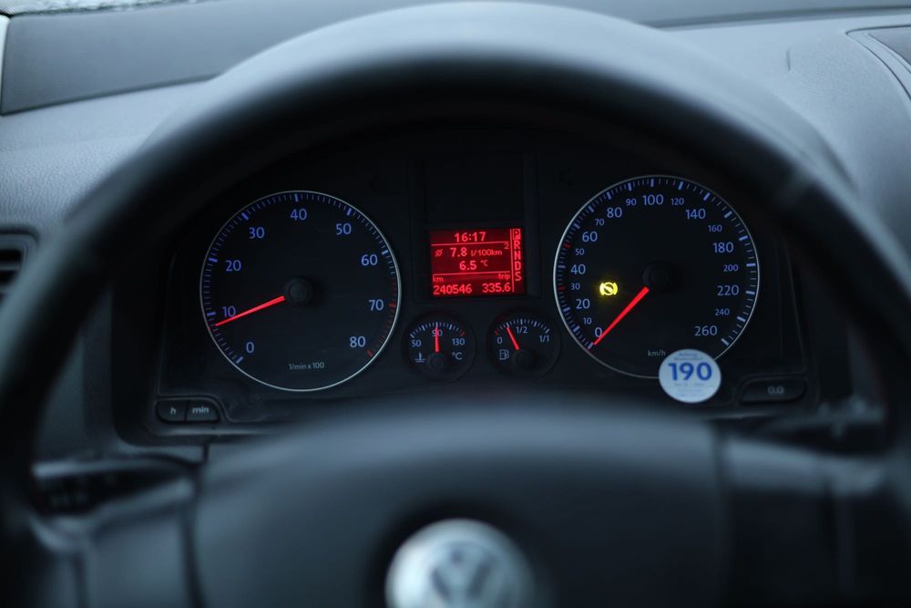 Vând Volkswagen Golf 5 – 1.6 benzină