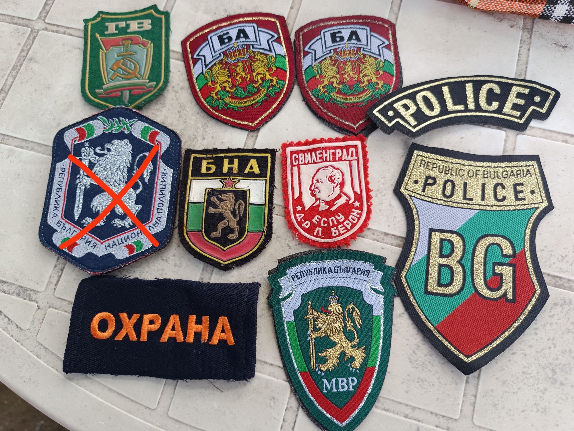 Стари военни фуражки униформи пагони вензели