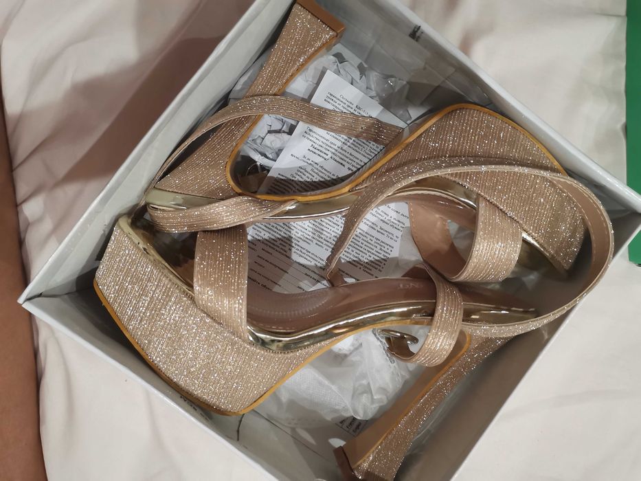 Дамски златни сандали