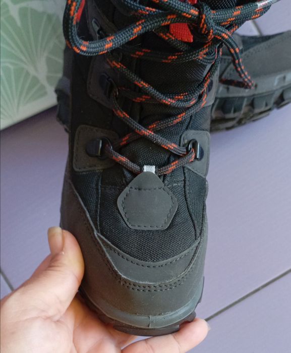 Подаряват се детски ботуши