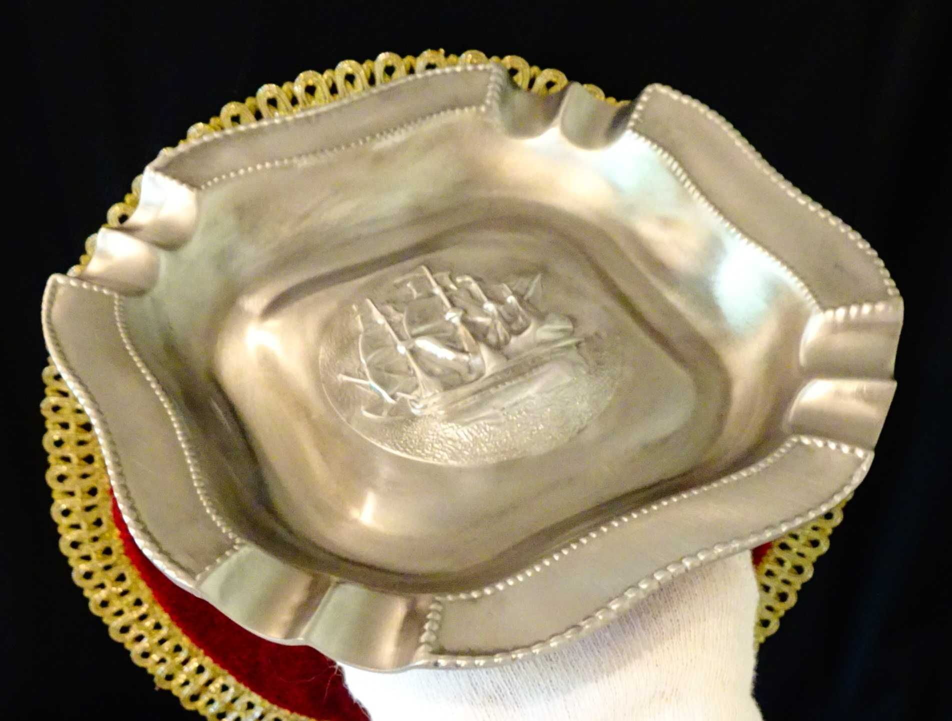 Пепелник от калай 2 бр.,с релефна картина.