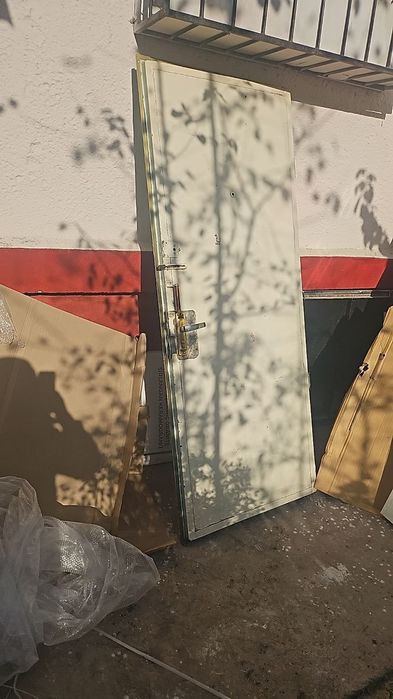 Temir eshik sotiladi