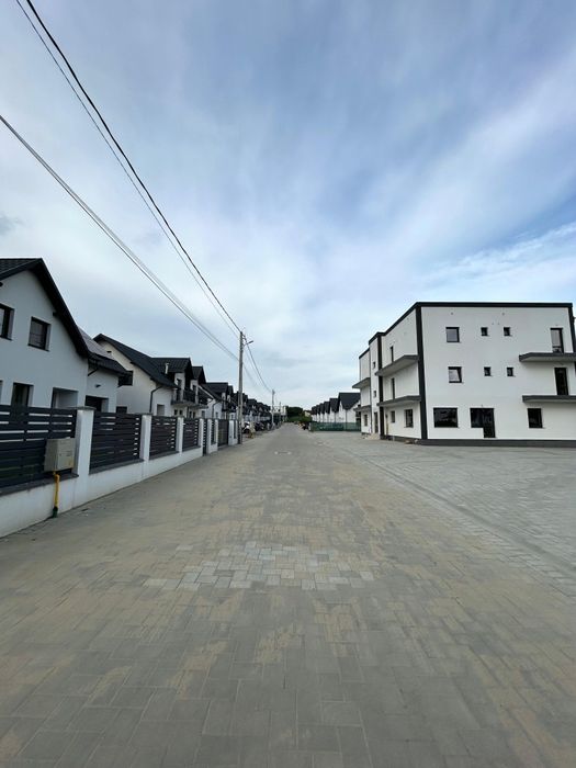 Apartamente, case și duplexuri de vânzare
