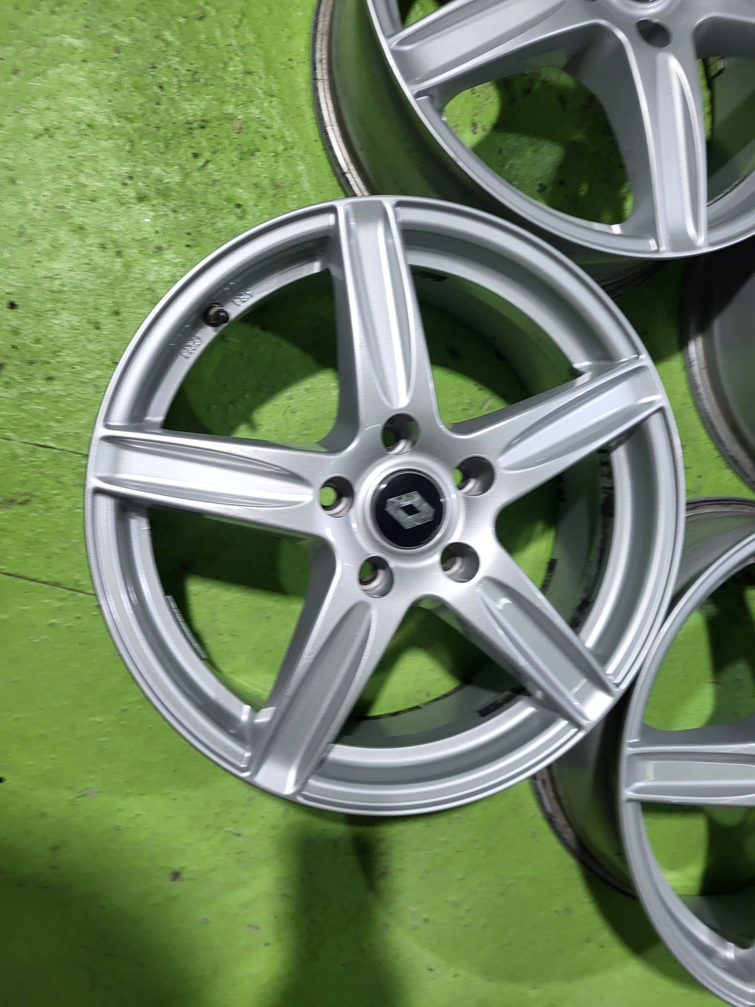 17 5x114.3 Nissan Renault лети джанти 5х114.3