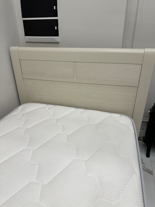 Продам кровать с матрасом