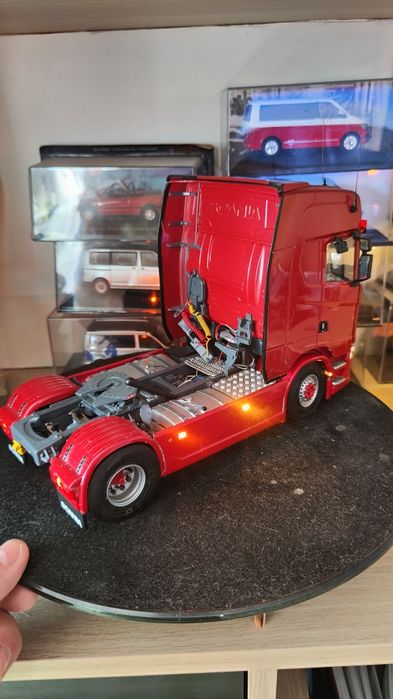 Macheta cap tractor tir Scania S770 1/24 cu lumini funcționale