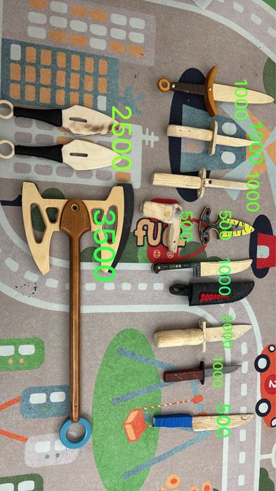 Продаються ножи,топор,макет пистолета макарова