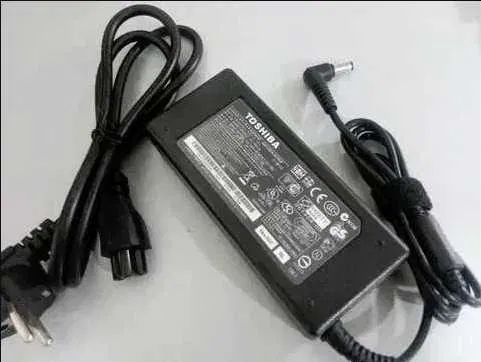 Зарядка, блок питания на ноутбук * Toshiba * и шнур питания.