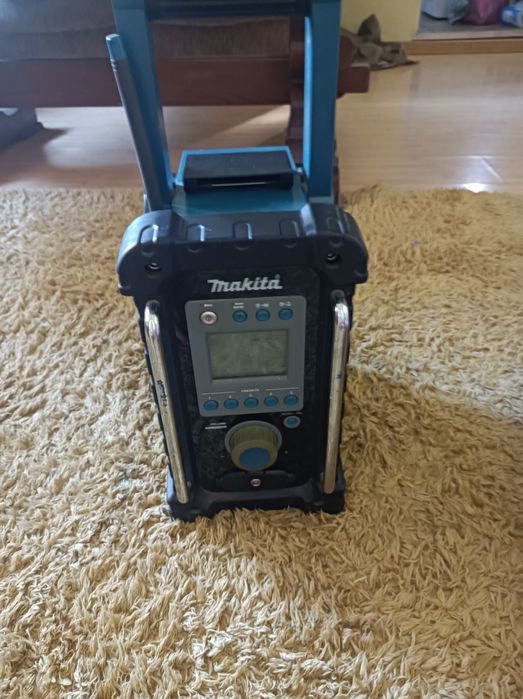 Vând radio Makita.