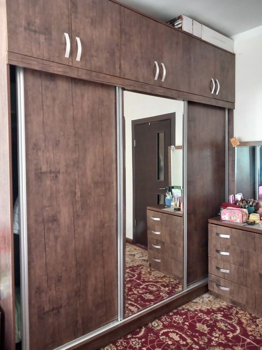 Спальный гарнитур.кровать ,две тумбы и трюио.