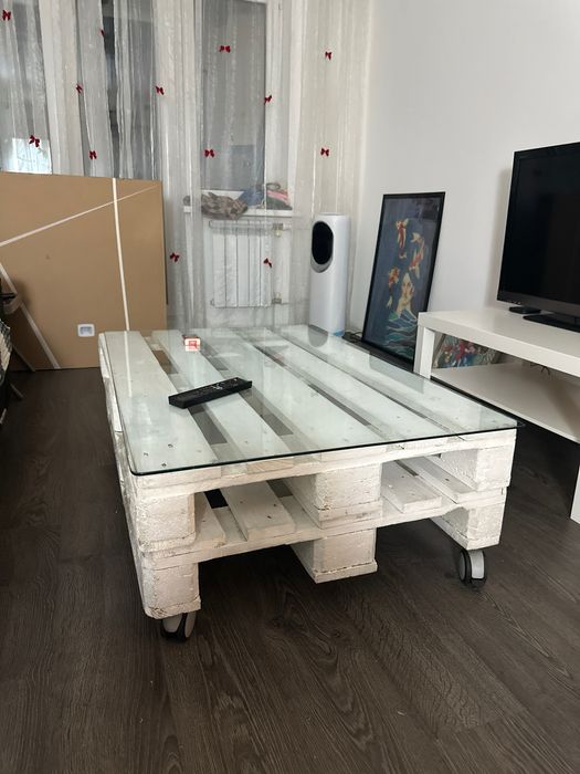 стол из палет на колесиках