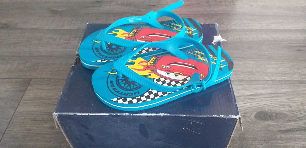 Детски оригинални маратонки  Адидас  размер 36- 50лв. Като нови.Кожа