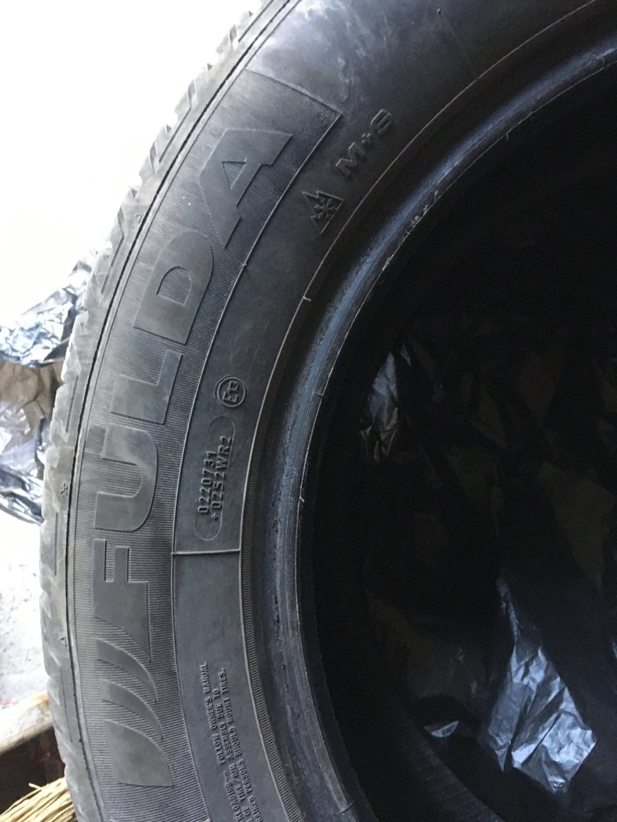 Продавам 2 бр. зимни гуми Fulda Kristall Control SUV 215/60 R17 96H ,