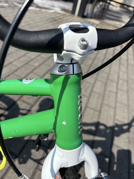Bicicleta Woom 3 cu cric si clopotel