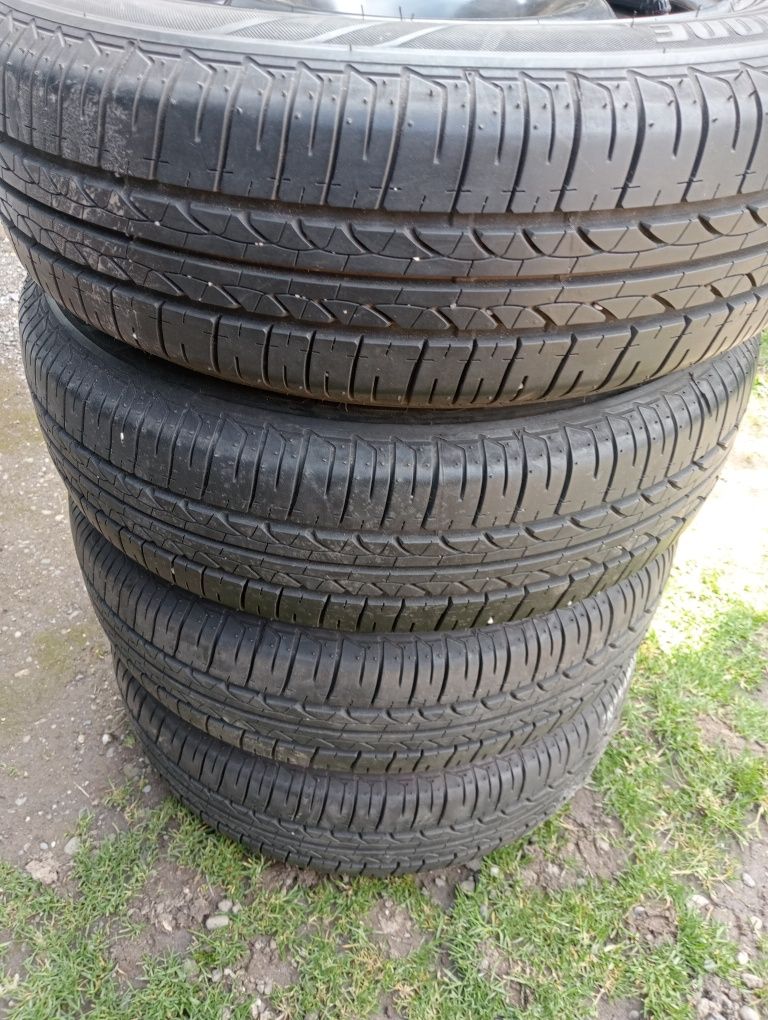 Anvelope vara 185/65/15 Bridgestone cu jante Renault Clio 2017.