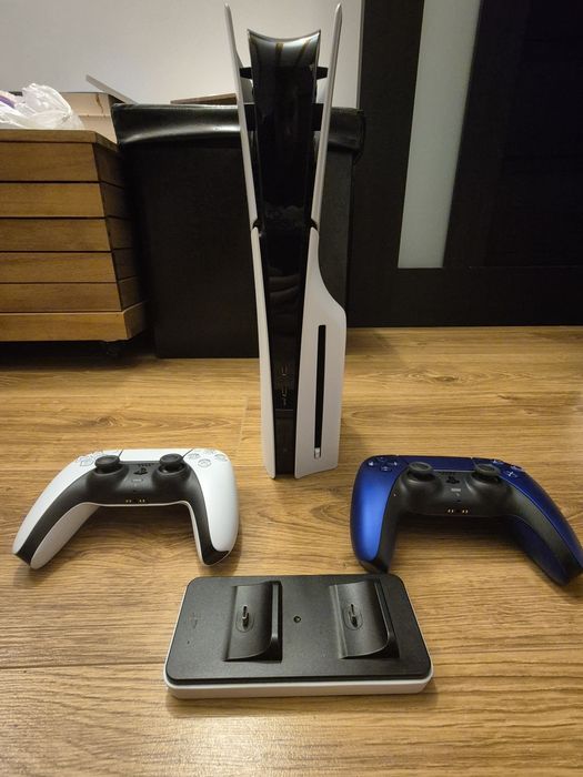 Ps5 slim varianta D chassis 1Tb cu 2 manete+ incarcator