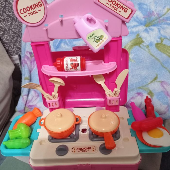 Игрушки, пасудка детская.