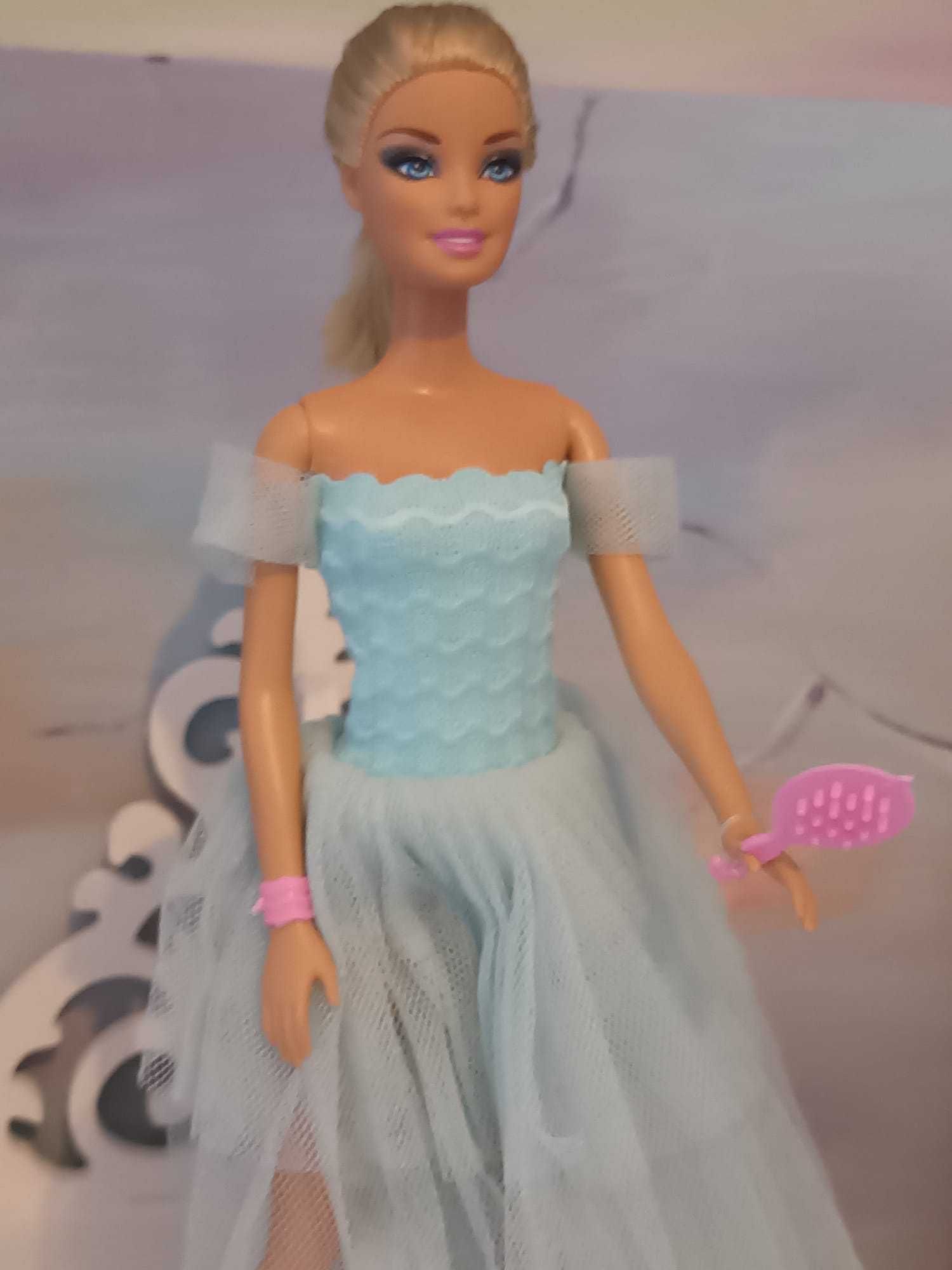 Papusa Barbie cu rochie moderna