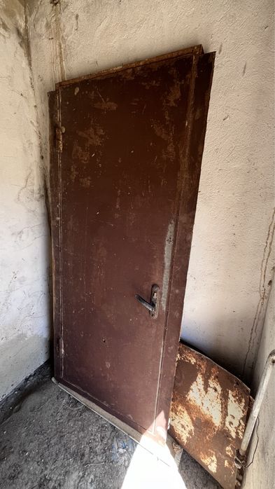 Сырткы есык сатылады