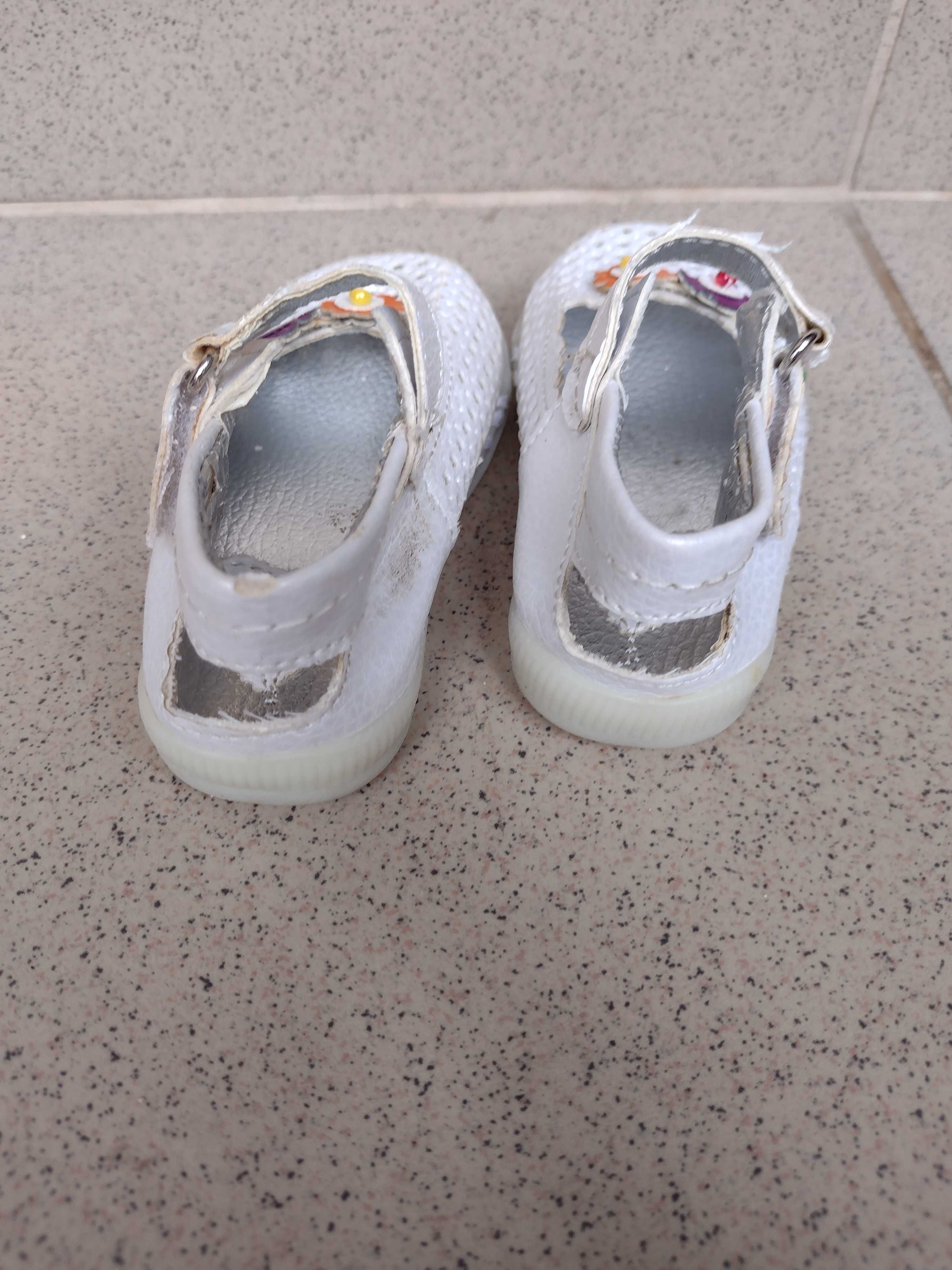 Pantofiori gen sandalute fetite, albe cu 3 floricele, marime 18