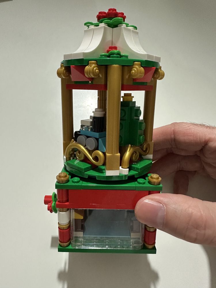LEGO Christmas Carousel 75957, 251 piese