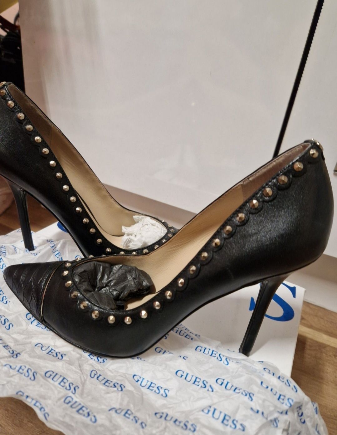 GUESS кожени токчета