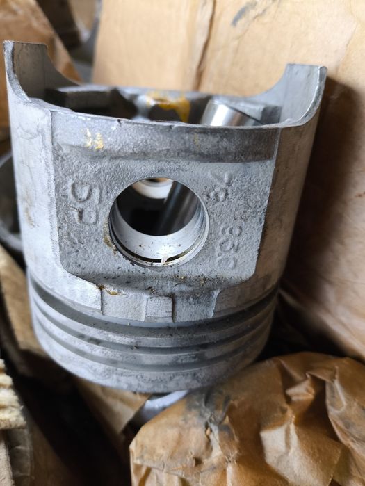 Продам комплект поршней Газ 53 , кольца. СССР