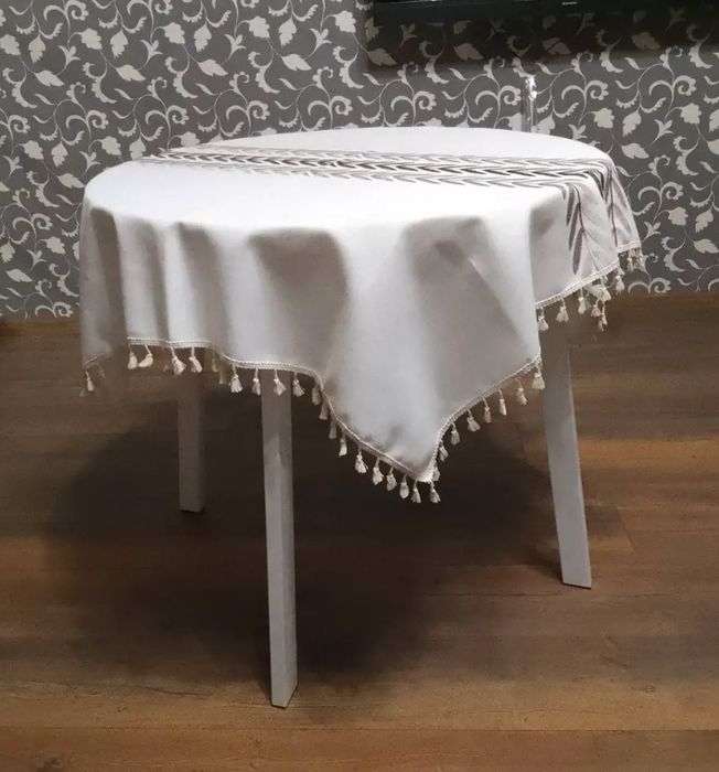 Кухонный стол со скатертью
