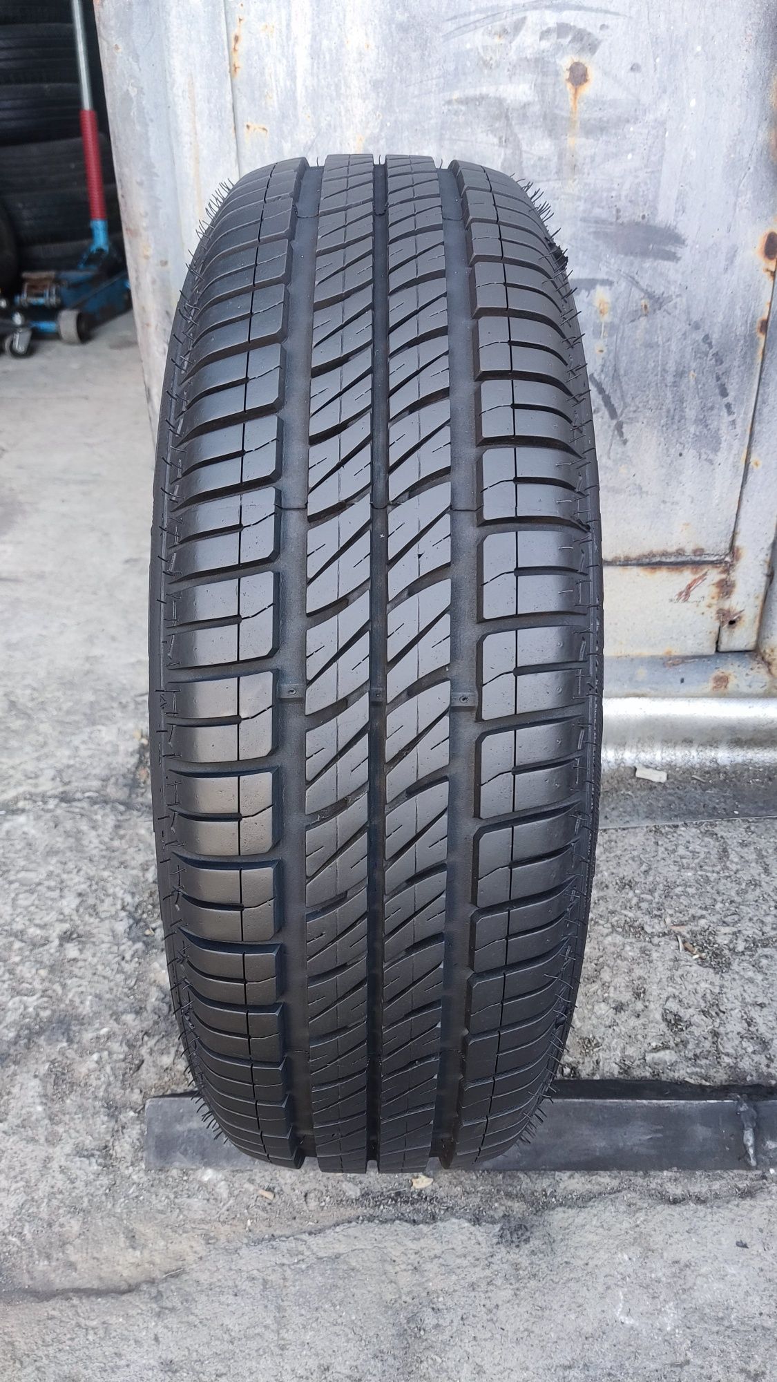 1бр. лятна гума 175/70/13 Debica 
7.85mm
dot21
Гумата е във състояние