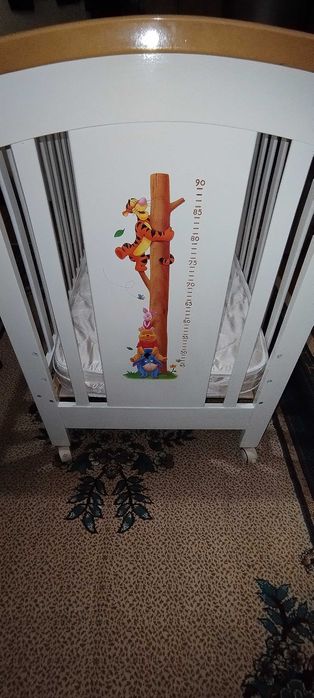 Детская кровать с матрасом. Д - 1,25м, Ш - 0,73м, В - 1,1м