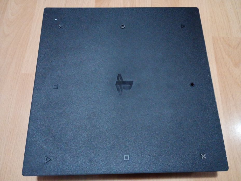 Продава се PlayStation 4 Pro 1TB