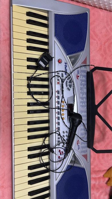 Продаю синтезатор (61 клавиша).